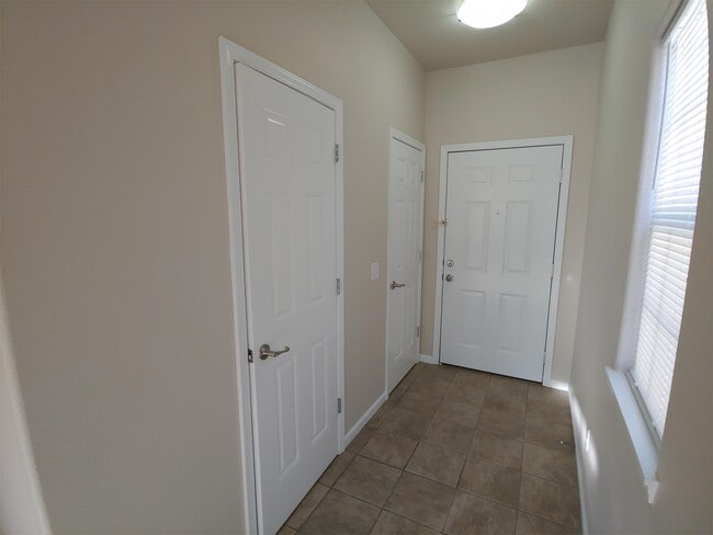 Building Photo - 1471 Legends Cir