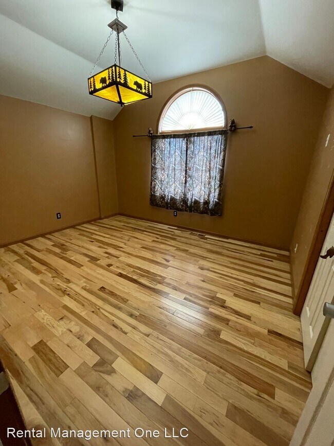 Building Photo - 4 br, 2.5 bath House - 922 Main St.