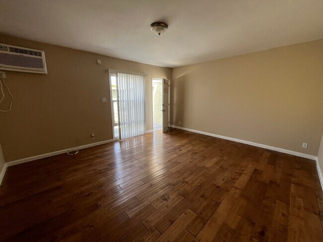 Foto del edificio - 6939 Hazeltine Ave
