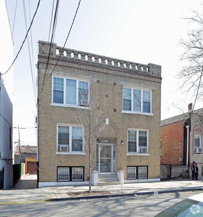 Building Photo - 833 E 227th