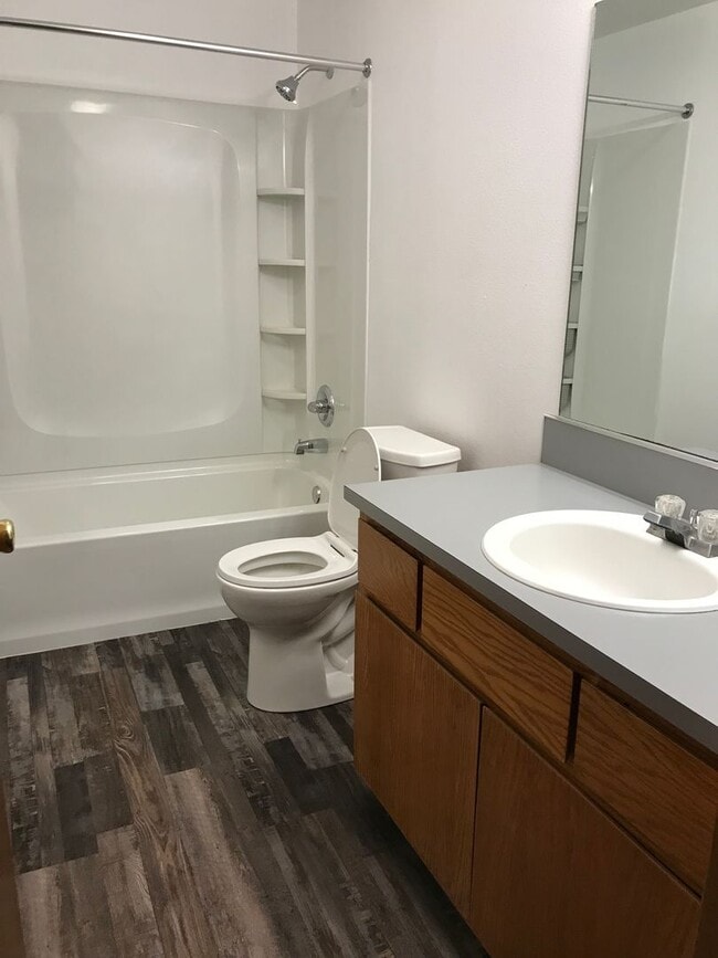 Building Photo - 2 Bedroom / 1 Bath Duplex in Madras – Wate...