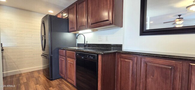 Foto del edificio - 6040 N 79th St