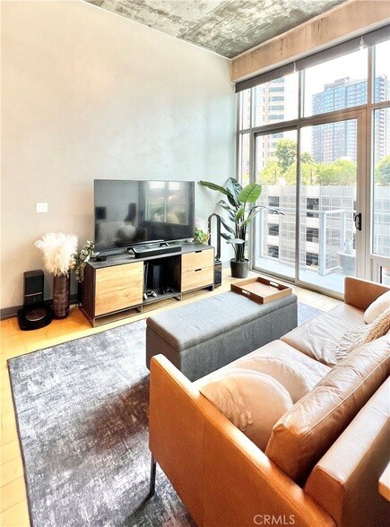 Foto del edificio - 645 W 9th St
