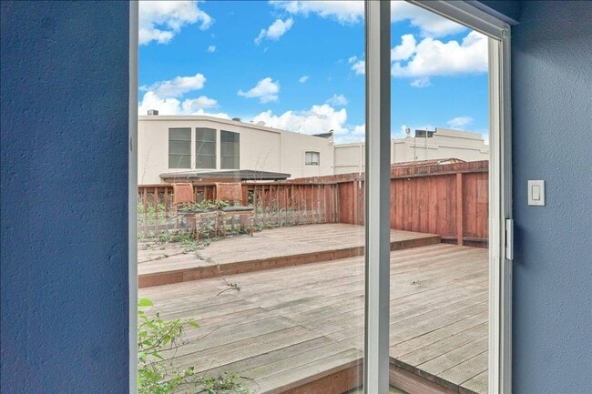 Building Photo - Fabulous 2 bed Plus Den, 1 bath in San Fra...