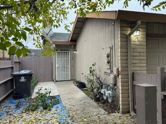 Foto del edificio - North Stockton Duplex – 3 Bed / 2 Bath / 2-Car Garage