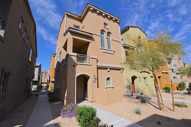 Building Photo - Beautiful Townhouse in Gated Community!