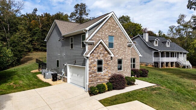 Foto del edificio - Move-In Ready Luxury in Island Point Estates