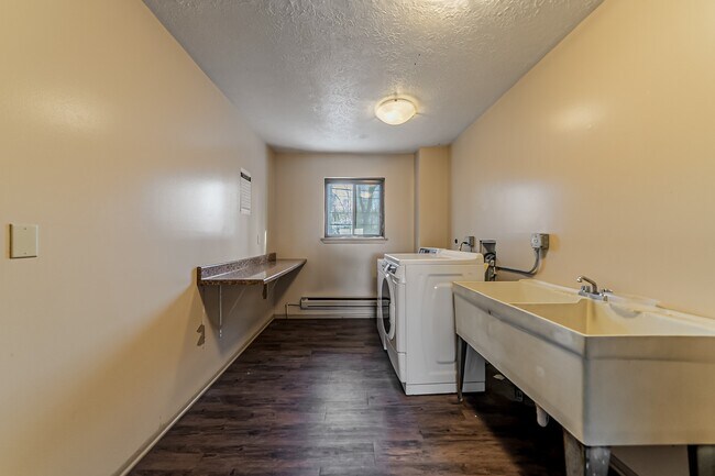 Building Photo - Hallwood Manor Apartments