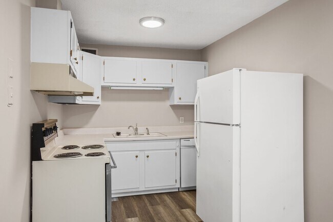 Foto del edificio - Renovated Condo In Winston-Salem - Call Le...
