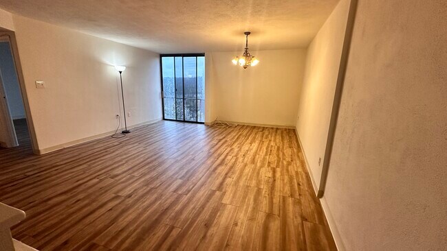 Foto del edificio - 2433 Forest Ln