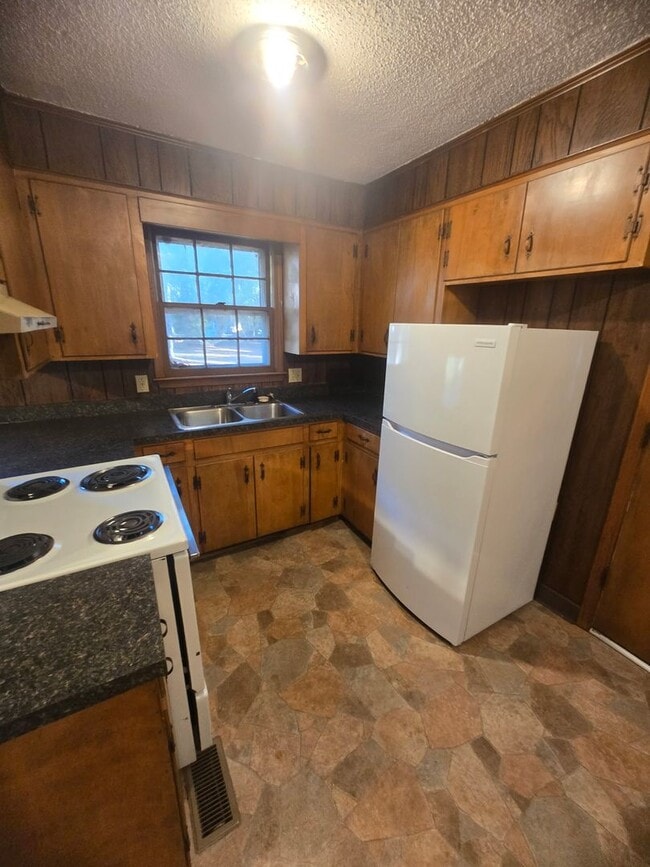 Building Photo - 3-bedroom, 2-bathroom brick home