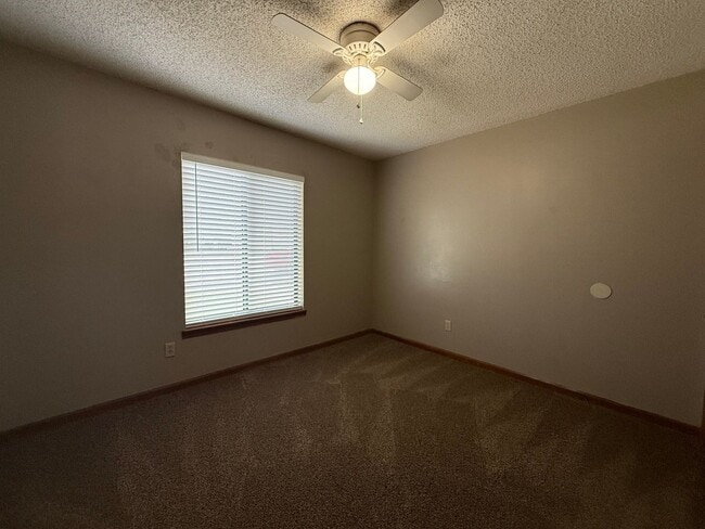 Building Photo - 2 story townhome on Hilaman golf course!