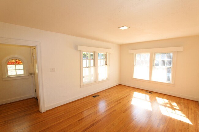Foto del edificio - Charming 3BR Home Near Downtown | Hardwood Floors + Washer/Dryer