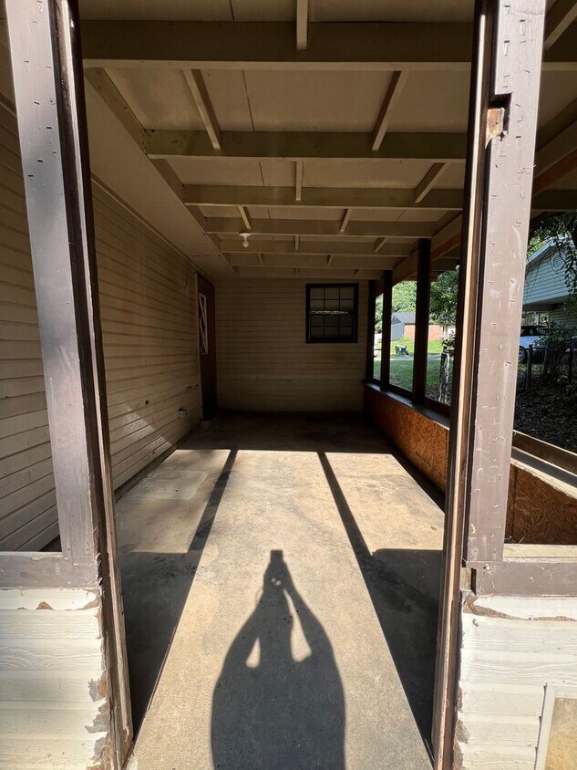 Primary Photo - 3 Bed 2 Bath House with 2 Car Garage.