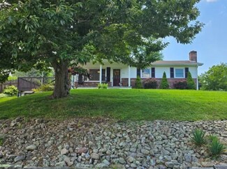 Building Photo - 216 Caroline Dr
