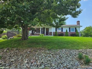 Building Photo - 216 Caroline Dr