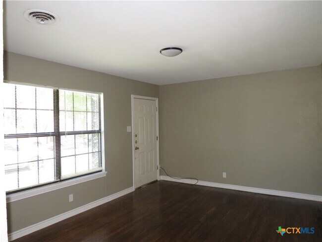 Foto del edificio - 504 McArthur Dr