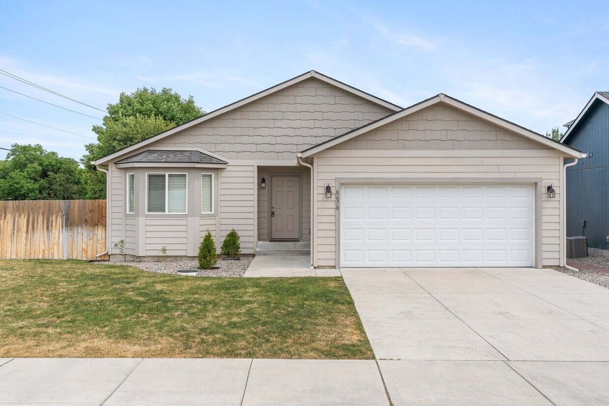 Foto principal - Charming Single-Level Home with Modern Com...