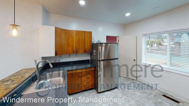 Building Photo - 4 br, 1.5 bath House - 735 Whitman Street