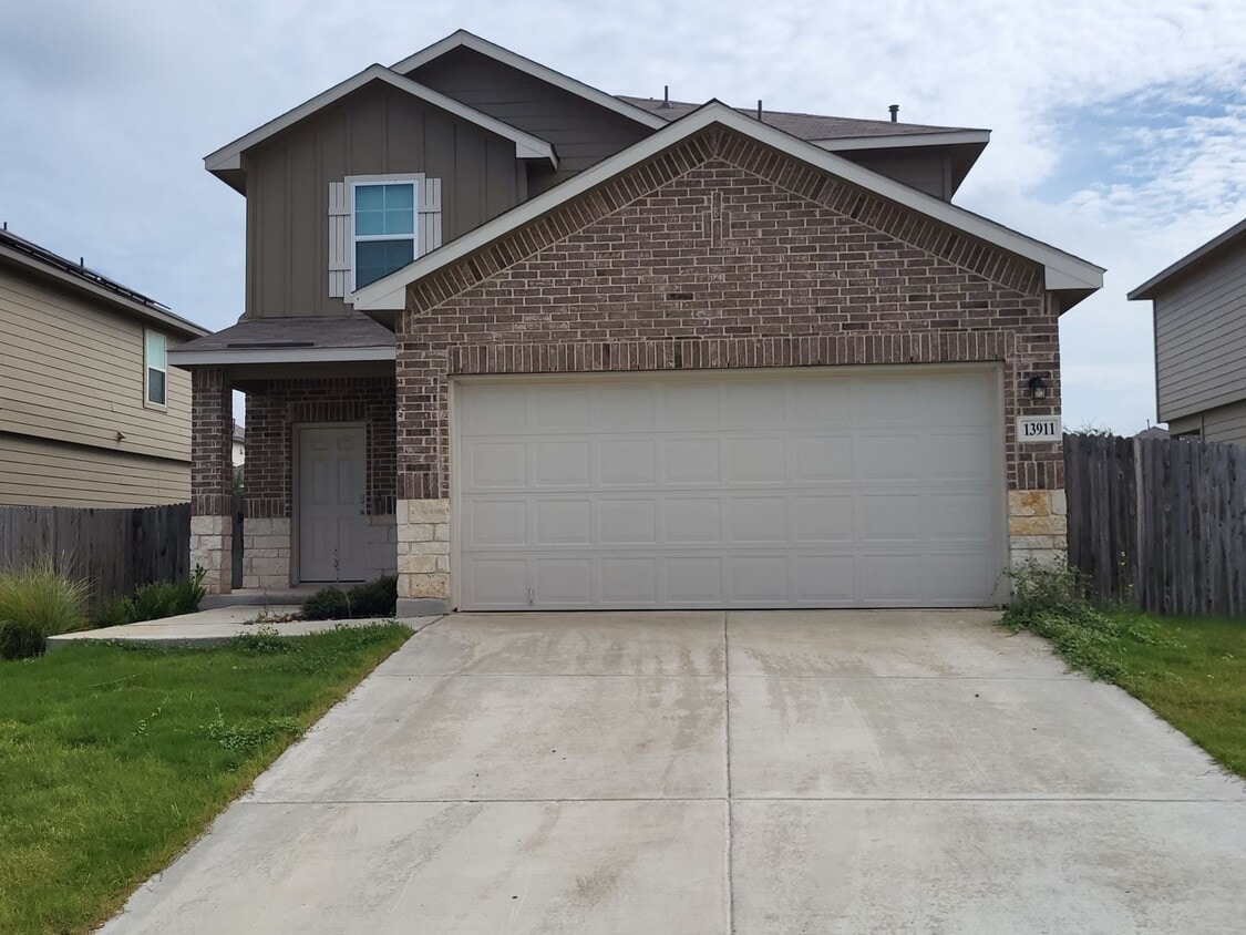 Foto principal - 4 Bedroom 2 story house ready for move-in.