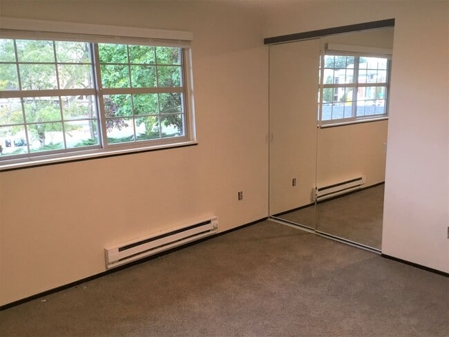 Building Photo - 739000