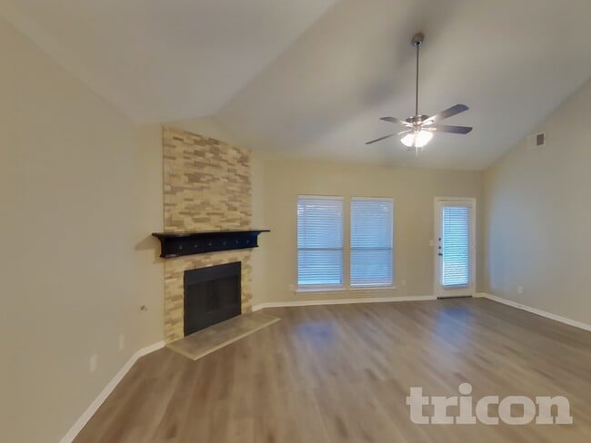 Building Photo - 511 Wolf Dr