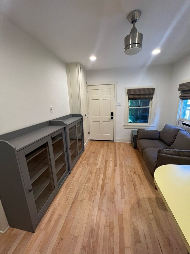 Foto del edificio - Walk to Campus From This Cute 2 Bedroom Back House