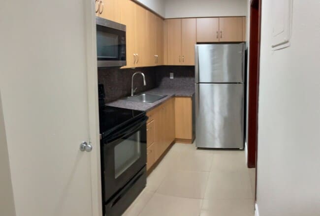 Foto del edificio - Spacious 1/1 Corner Unit.  Call for Limite...
