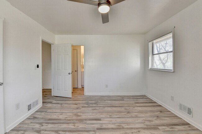 Foto del edificio - 4 Bedroom/2 Bath Renovated Home Available ...