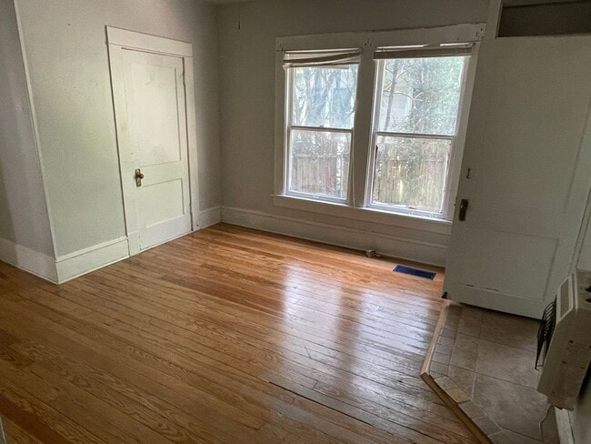 Building Photo - 820 College St