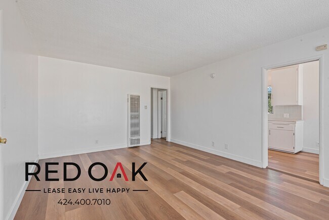 Building Photo - Stylish Studio on the Top Floor with Large...