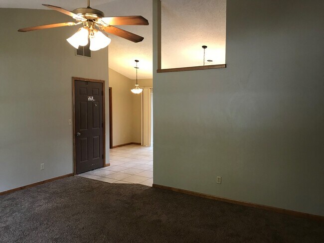 Building Photo - TALL CEILINGS! GREAT LOCATION!