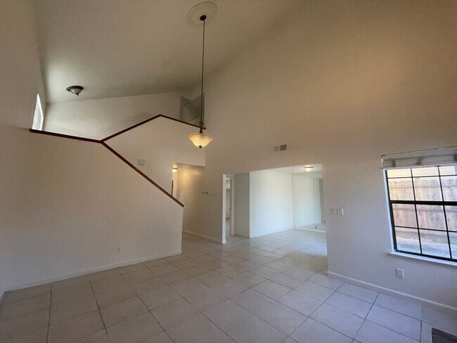 Building Photo - Cul de sac location. Walking distance to CSU Stanislaus