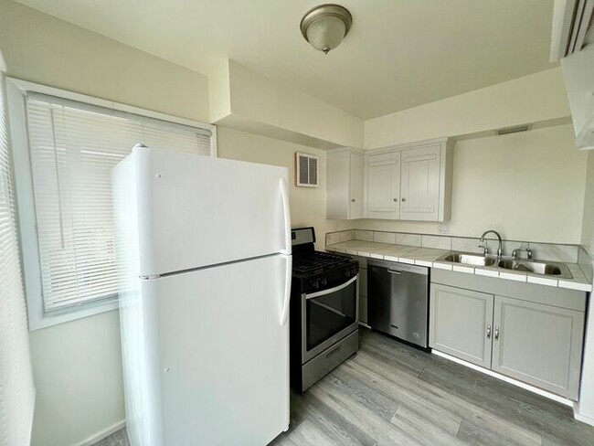 Building Photo - Charming 2-Bedroom Beachside Upstairs Apar...