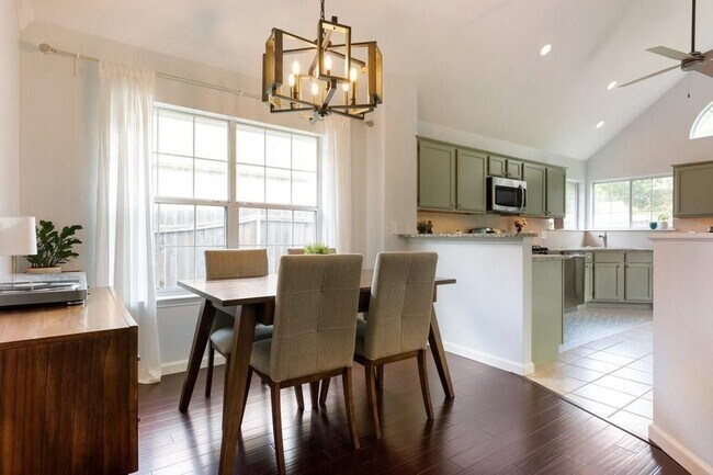 Foto del edificio - 16303 Lone Wolf Dr