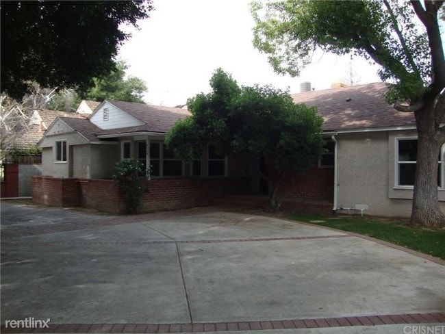 Building Photo - 4 br, 3.5 bath House - 4900 HAYVENHURST AVE.