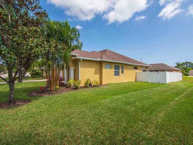 Building Photo - 6420 Parklane Ct