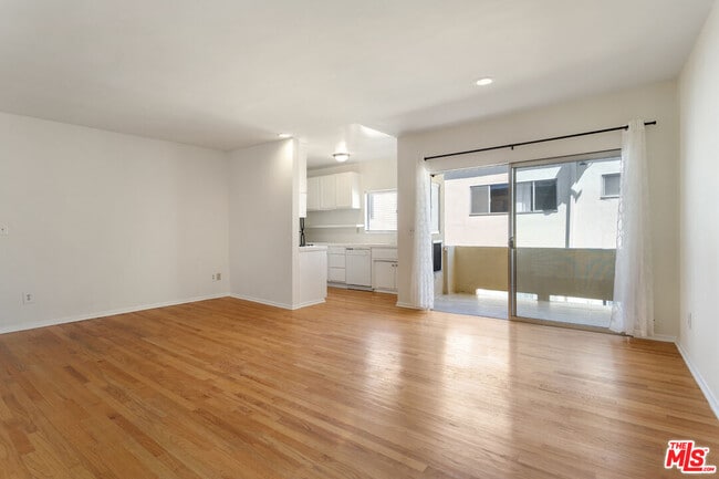 Foto del edificio - 11743 Mayfield Ave