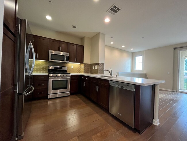 Foto del edificio - Upgraded 2+2 townhome, equipped w/all appl...