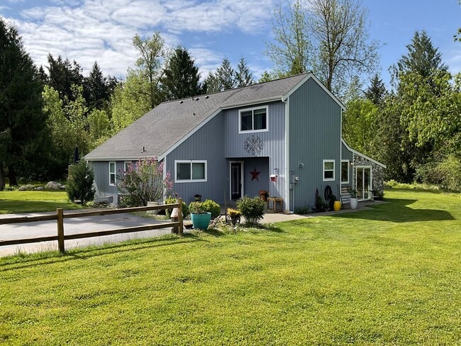 Foto del edificio - Beautiful 2 Story, Updated Home on Large Lot with 27x27 Shop! Military Welcome!