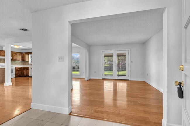 Building Photo - Spacious Home on Large Lot!