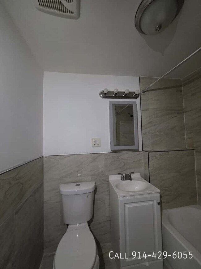 Foto del edificio - 215 Edwards Pl