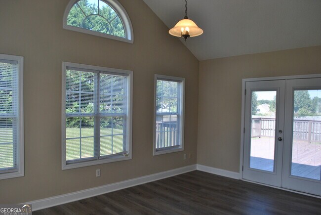 Building Photo - 3015 Lincoln Log Way