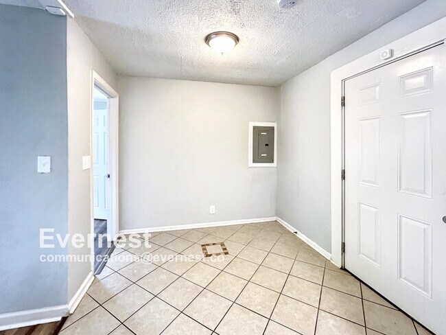 Foto del edificio - 3-Bedroom Home with Easy Access to Parks a...