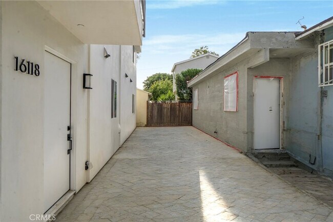 Foto del edificio - 16120 Haynes St