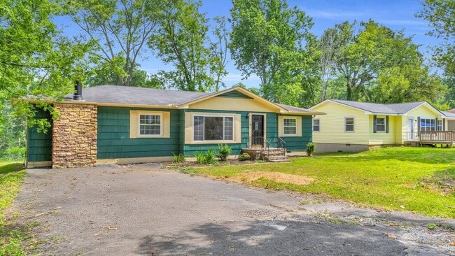 Building Photo - 3 bedroom East Ridge Home!