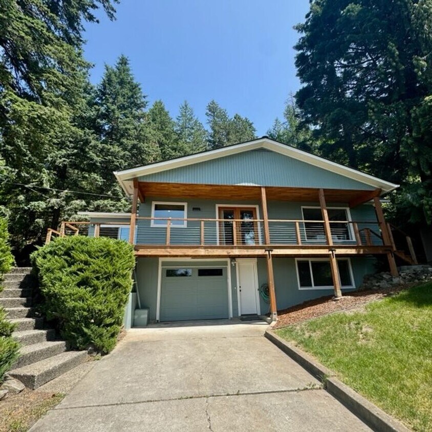 Primary Photo - Beautiful lakeview home for rent