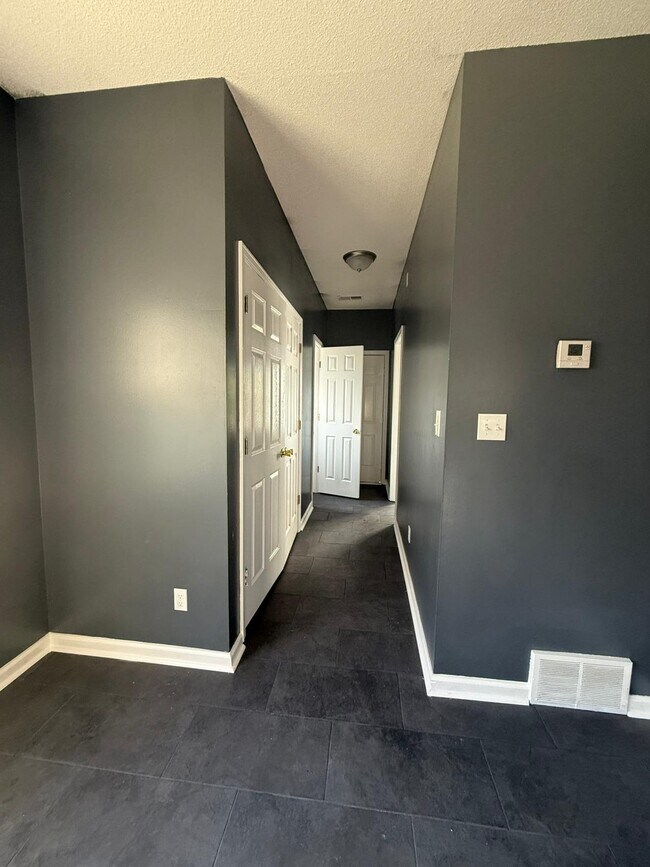 Building Photo - 3939 Lipscomb Dr