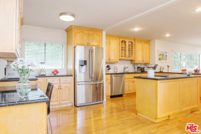 Foto del edificio - 110 N Barrington Ave