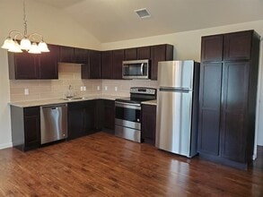 Building Photo - 1310 W Pointe Pl